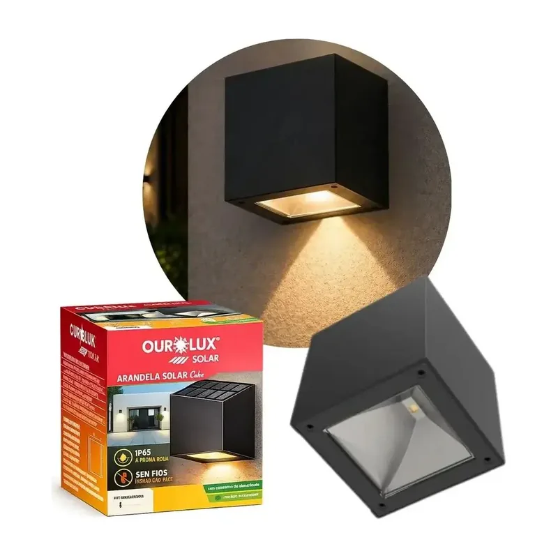 Arandela solar Ourolux Cube preta, em formato de cubo, acesa com luz quente