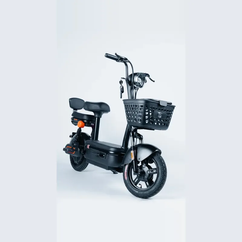 Scooter elétrica Viemob S50, preta, com cesto na frente