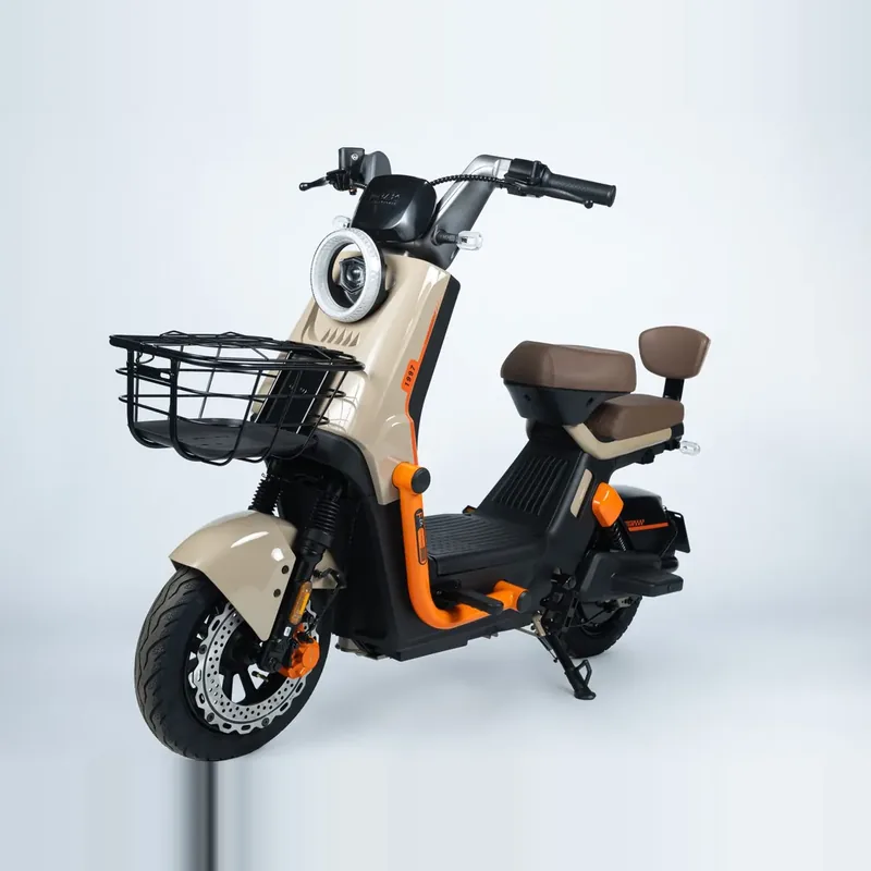 Scooter elétrica Viemob S60, bege e laranja, com cesto na frente