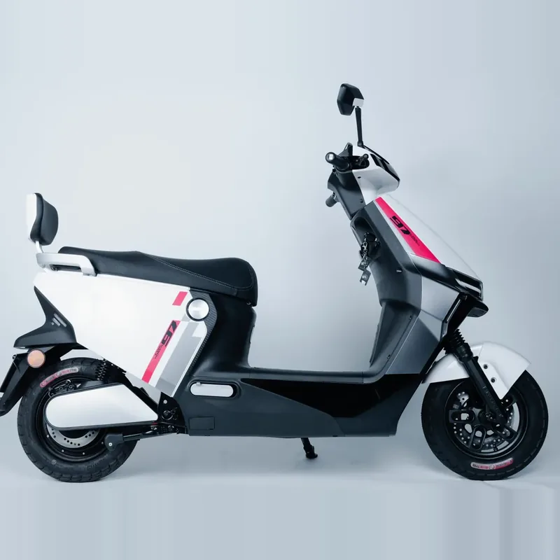 Scooter elétrica Viemob S70, branca, vista de lado