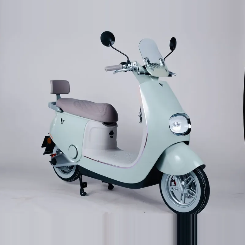 Scooter elétrica Viemob S80, de visual retrô, com encosto e banco de duas cores