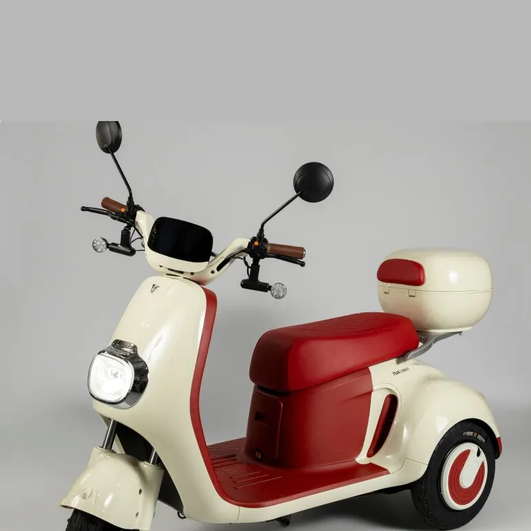Triciclo elétrico Viemob T100 creme e vermelho, com baú atrás