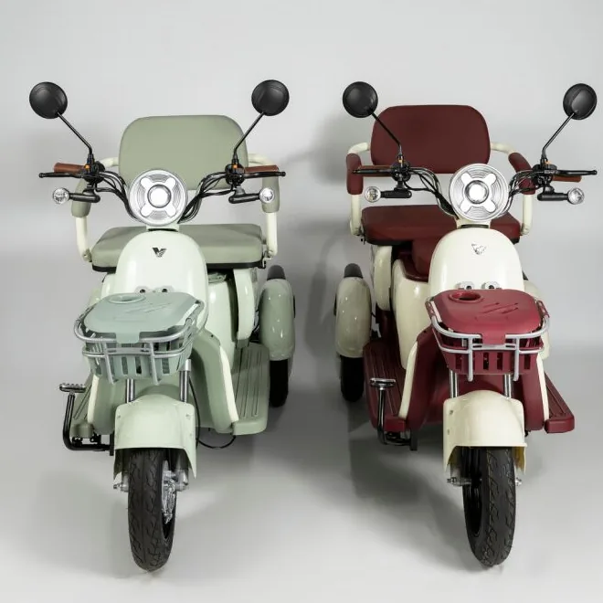 Dois triciclos elétricos Viemob T200, um verde e um vermelho, com baú