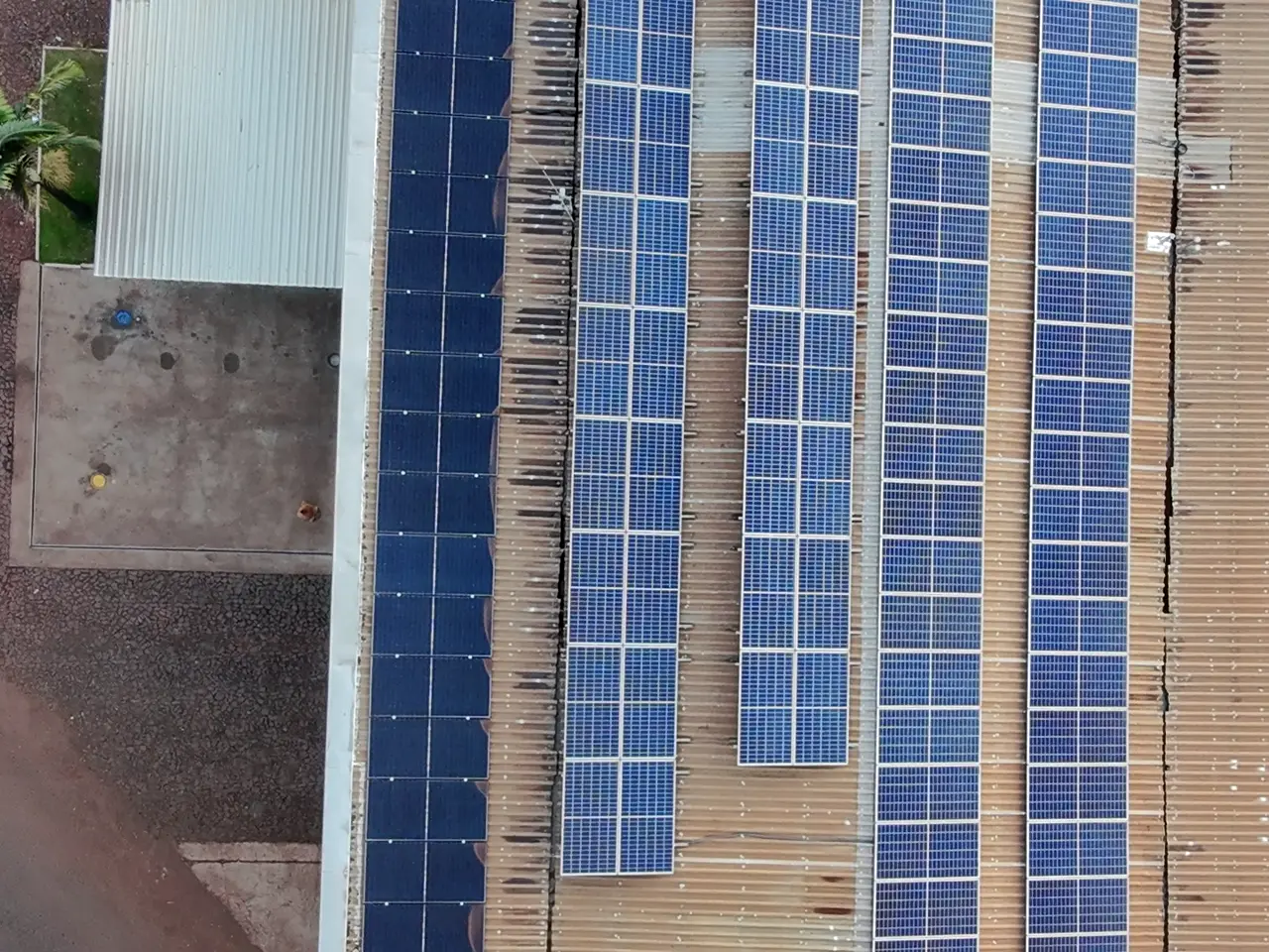 Fileiras de painéis solares vistas de cima, numa obra da Freu Energia