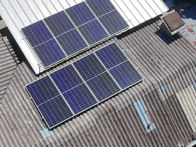 Painéis solares no telhado de uma casa, vistos de cima, numa obra da Freu Energia